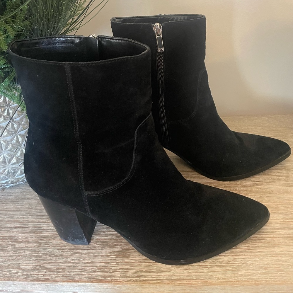 Superb pair of Marc Fisher brand ankle boots in very good condition